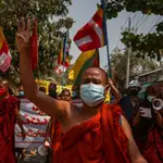 Un monje saluda con tres dedos durante una protesta contra el golpe militar en Mandalay, Myanmar, hoy