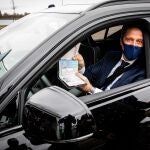 El ministro de Sanidad holandés, Hugo de Jonge, muestra a la Prensa su pasaporte caducado