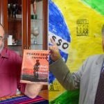 Alencart con el libro y Cláudio Aguiar