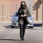 La presidenta del Parlament, Laura Borràs, abandona el centro penitenciario de Lledoners, tras atender a los medios de comunicación, a posteriori de su visita esta mañana a los líderes independentistas presos en la cárcel de Lledoners (Barcelona).