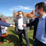 El secretario regional del PSOE, Luis Tudanca, saluda con el codo a Alfonso Cendón, líder del partido en León, en presencia del presidente de la Diputación, Eduardo Morán, durante su visita al Bierzo