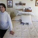 Manuela Sanles, la cuñada de Ramón Sampedro, en la habitación, que conservan igual desde hace 23 años, y desde donde Ramón Sampedro dirigó durante años la lucha por la ley de la eutanasia