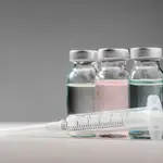 Frascos de vacunas y jeringuillas