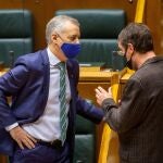 El lehendakari, Iñigo Urkullu charla con el parlamentario del PNV Luis Javier Tellería, en el Parlamento Vasco