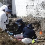 Expertos forenses de la Unidad de Investigación y Acusación (UIA) de la Jurisdicción Especial para la Paz (JEP) exhuman un cuerpo en el cementerio del municipio de Dabeiba el 11 de marzo de 2021 mientras se trata de encontrar parte de la verdad sobre los "falsos positivos".