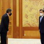 El presidente de Corea del Sur Moon Jae-in saluda a Anthony Blinken, secretario de Estado de EEUU