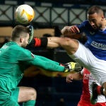 Kemar Roofe,, del Glasgow Rangers, golpea en la cara del portero del Slavia de Praga, Ondrej Kolar.