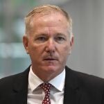 El comisario de policía del estado de Nueva Gales del Sur, Mick Fuller, se dirige a los medios de comunicación durante una conferencia de prensa
