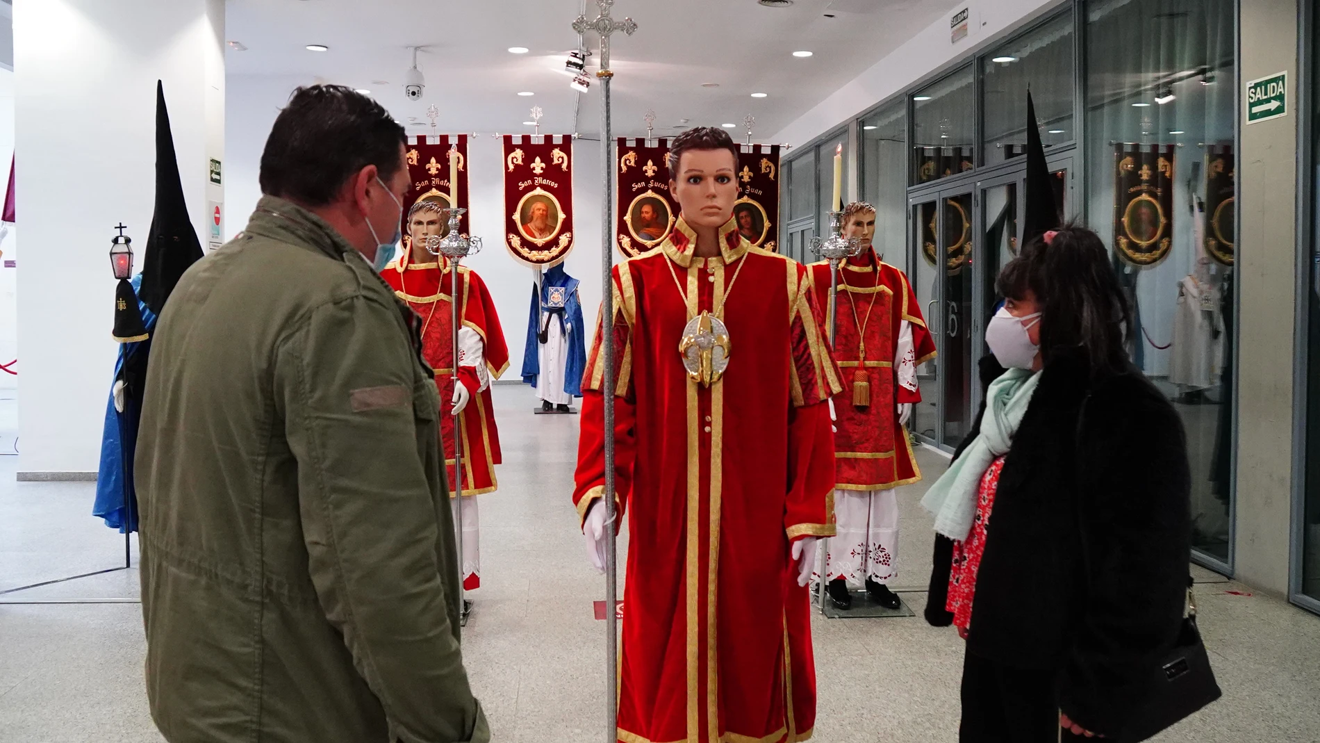 Dos visitantes en la exposición `Procesión´, un desfile procesional estático en el Palacio de Congresos de Salamanca
