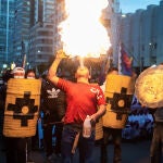 18 March 2021, Bolivia, La Paz: A group of men with homemade shields watch a man spits fire during a pro-government rally demanding the conviction of former interim president Jeanine Anez and her ministers, who were arrested as part of investigations into the forced departure of President Morales at the end of 2019. Photo: Radoslaw Czajkowski/dpa18/03/2021 ONLY FOR USE IN SPAIN