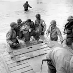 Evacuación de un herido después de los duros combates librados en las playas de Normandía