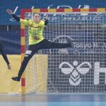 Silvia Navarro se estira para detener un balón en el primer partido del preolímpico de Llíria, que España empató con Suecia (28-28)
