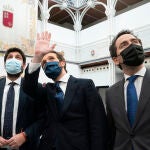 El presidente del PP, Pablo Casado (i), y el presidente de la Región de Murcia, Fernando López Miras, tras la segunda sesión del debate sobre la moción de censura en la sede de la Asamblea Regional de la Región de Murcia,junto a Teodoro García Egea