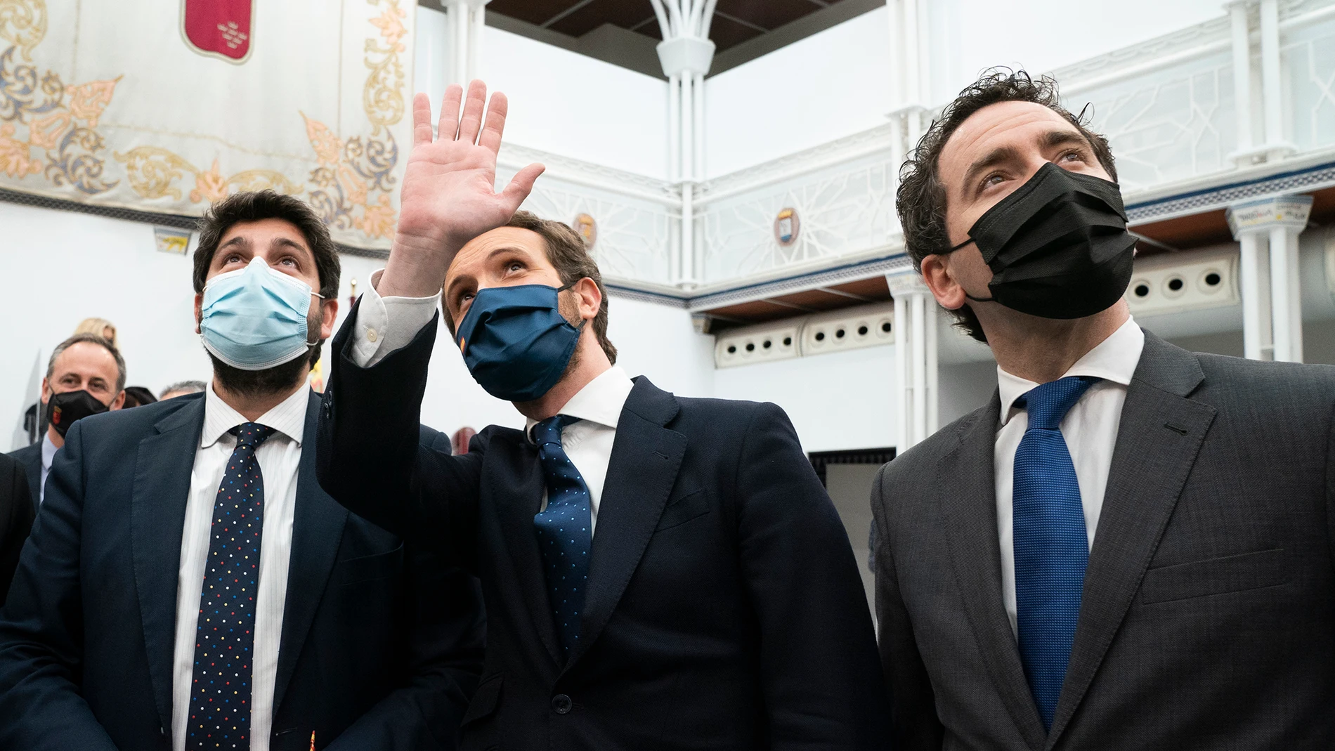 El presidente del PP, Pablo Casado (i), y el presidente de la Región de Murcia, Fernando López Miras, tras la segunda sesión del debate sobre la moción de censura en la sede de la Asamblea Regional de la Región de Murcia,junto a Teodoro García Egea