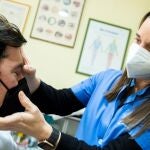 La médico especialista en cirugía plástica, reparadora y estética, Rocío Narros (d), en su clínica de Sevilla