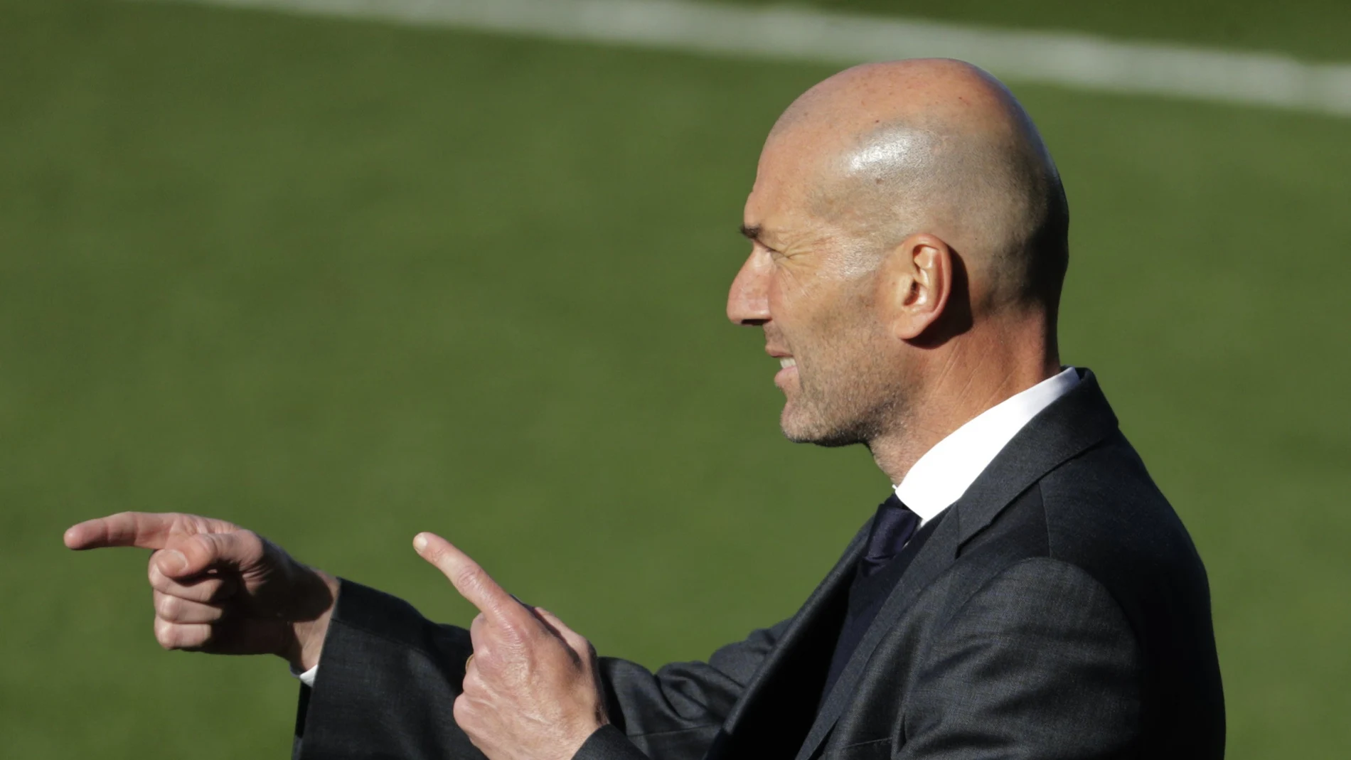 Zinedine Zidane da instrucciones durante el partido entre el Celta y el Real Madrid