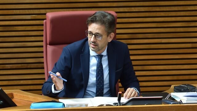 El portavoz de Sanidad del Grupo Parlamentario Popular, José Juan Zaplana, critica el plan de vacunación del Consell.