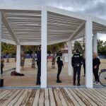 La Policía Local desaloja botellones en las playas