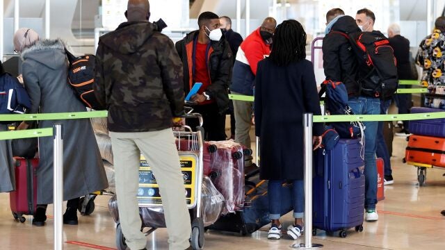 Pasajeros en el aeropuerto de Barajas