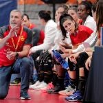 El entrenador de la selección española de balonmano femenino, Carlos Viver, gesticula durante el partido del torneo preolímpico en el partido que España ganó a Argentina