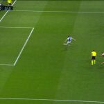 Varios jugadores del Atlético invaden el área antes de que chute el penalti Joselu