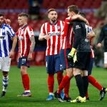 Oblak recibe la felicitación de sus compañeros