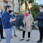 El concejal Juan Giner, junto a la portavoz María José Catalá, atiende la explicación de un vecino de Benimaclet, en una imagen de archivo