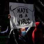 Una mujer de origen asiático se manifesta este fin de semana en Atlanta con una pancarta "Stop el odio asiático" tras la masacre de este martes