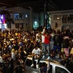 Multitudes en la calle una hora después del toque de queda en Miami Beach, Florida,