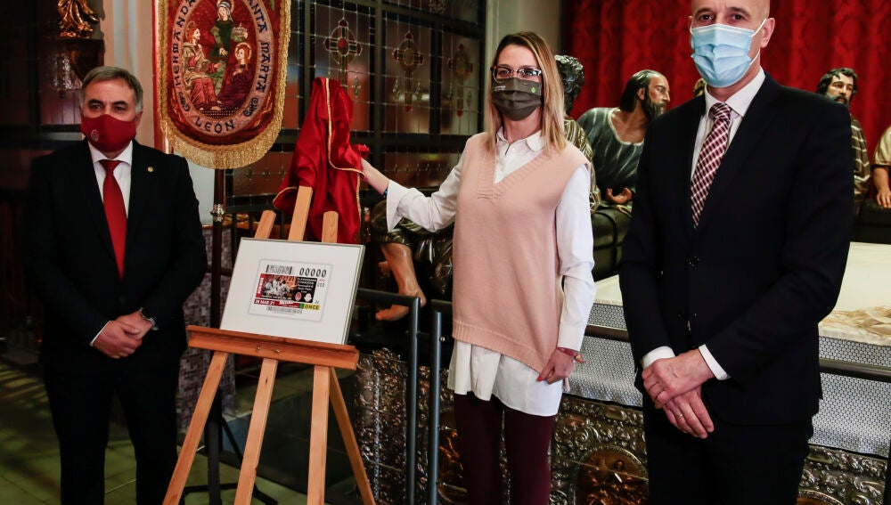 El alcalde de León, José Antonio Diez; la directora provincial de la ONCE, Alejandra Rodríguez y el presidente de la Hermandad de Santa Marta, Manuel Antonio Couso, asisten al acto de presentación del cupón de la ONCE dedicado al 75 aniversario de la Hermandad