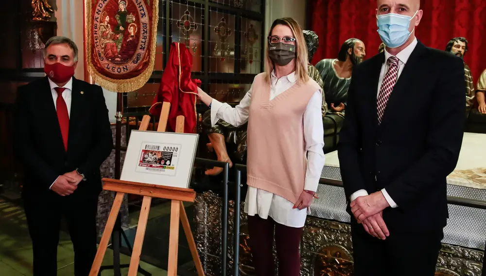 El alcalde de León, José Antonio Diez; la directora provincial de la ONCE, Alejandra Rodríguez y el presidente de la Hermandad de Santa Marta, Manuel Antonio Couso, asisten al acto de presentación del cupón de la ONCE dedicado al 75 aniversario de la Hermandad