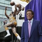 Elgin Baylor, junto a su estatua en las afueras del Staples Center
