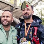 Santiago Abascal con un legionario el día que participó en la carrera de Ronda