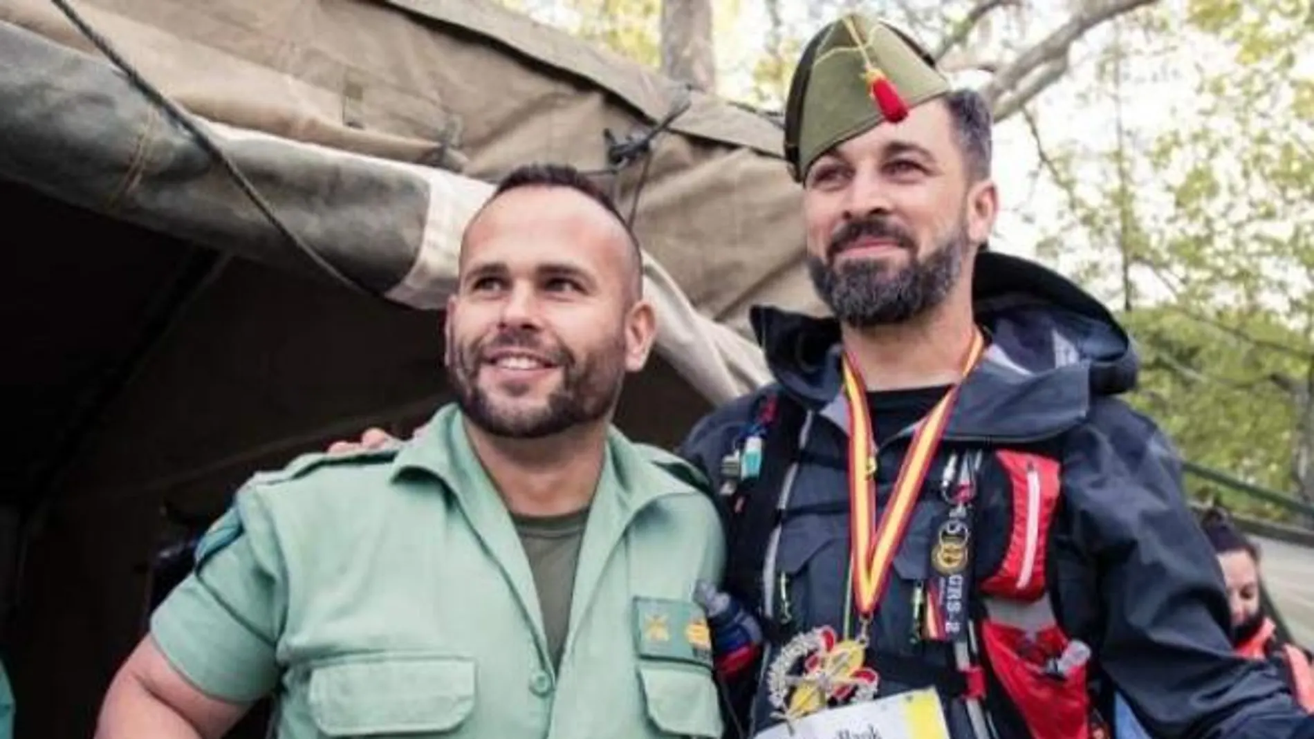 Santiago Abascal con un legionario el día que participó en la carrera de Ronda