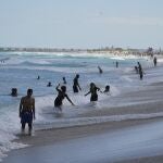 Bañistas en Miami Beach el lunes 22 de marzo