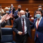 El presidente Alfonso Fernández Mañueco y el vicepresidente Francisco Igea reciben el aplauso de la bancada popular tras fracasar la moción de censura