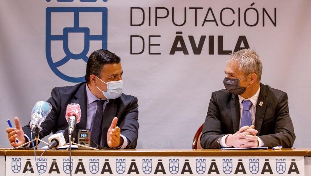 El presidente de la Diputación de Ávila, Carlos García (I), y el rector de la Universidad de Salamanca, Ricardo Rivero (d), firman un convenio de colaboración para el apoyo al estudio de la prevención contra incendios e inundaciones en la provincia de Ávila en su anualidad 2021