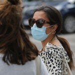 Jóvenes con mascarilla
