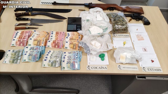 Toda la droga, armas y dinero incautado durante la operación