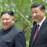 El dictador norcoreano, Kim Jong Un, junto al líder chino, Xi Jinping, en una imagen de 2019