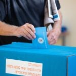 Un hombre vota en las legislativas de Israel