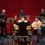 William Christie, de espaldas, dirigiendo el concierto en la Sala Roja de los Teatros del Canal