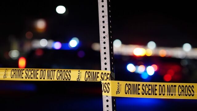 Vista del cordón policial en el lugar donde se ha producido un tiroteo que ha dejado diez muertos en un supermercado de Boulder, en Colorado, Estados Unidos y cuyo atacante está bajo custodia de las autoridades aunque aún no se conocen sus motivos. Al Qaeda reivindica la acción criminal EFE/ Brendan Davis