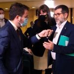 El secretario general de JxCat, Jordi Sànchez, saluda a Pere Aragonès (ERC) en un acto reciente de los postconvergentes