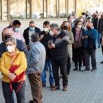 Largas colas para vacunarse en el centro de atención primaria Casernes este miércoles que el departamento de Salud de la Generalitat ha reanudado la vacunación con las dosis de AstraZeneca y amplía su administración a personas de hasta 65 años