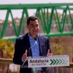 El presidente de la Junta, Juanma Moreno, durante la inauguración de la nueva pasarela ciclopeatonal que conecta el Parque Empresarial Pisa con el núcleo urbano de Mairena del Aljarafe, en Sevilla