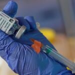 Una sanitaria prepara una dosis de la vacuna de Astrazeneca en Valladolid
