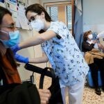 Una enfermera vacuna con AstraZeneca en el centro de atención primaria Casernes. EFE/Alejandro García