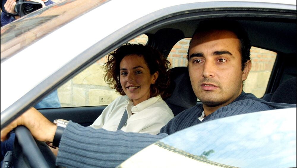 ROCIO CARRASCO Y SU NOVIO FIDEL ALBIAC CONDUCIENDO POR LAS CALLES DE MADRID