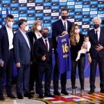 Pau, con su familia y Joan Laporta en su presentación como jugador del Barça